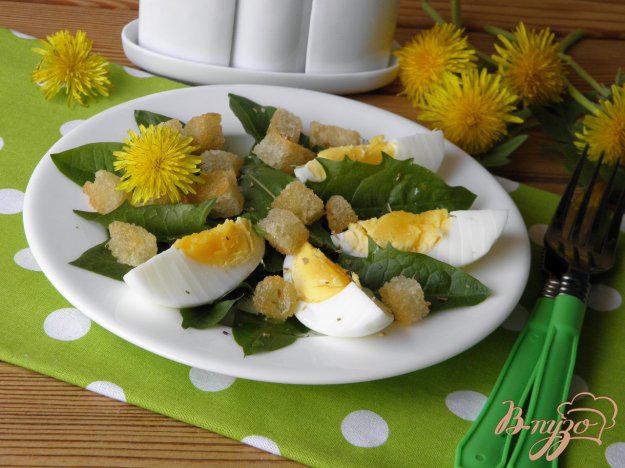 фото рецепта: Салат из одуванчика с гренками и яйцом