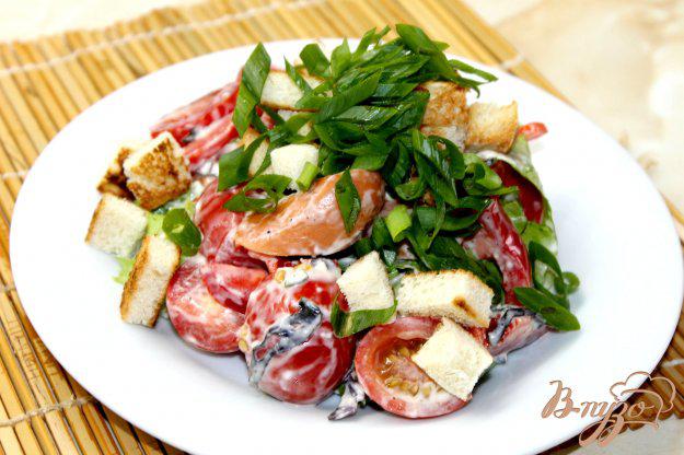 фото рецепта: Салат с колбасками, черри и крутонами