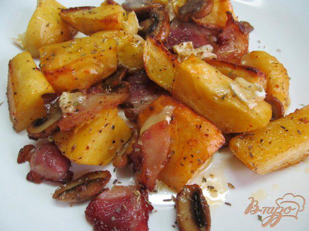 фото рецепта: Печенный картофель с шампиньоном и сыром бри