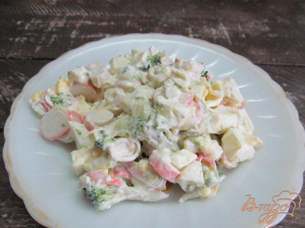 фото рецепта: Салат из крабовых палочек и брокколи
