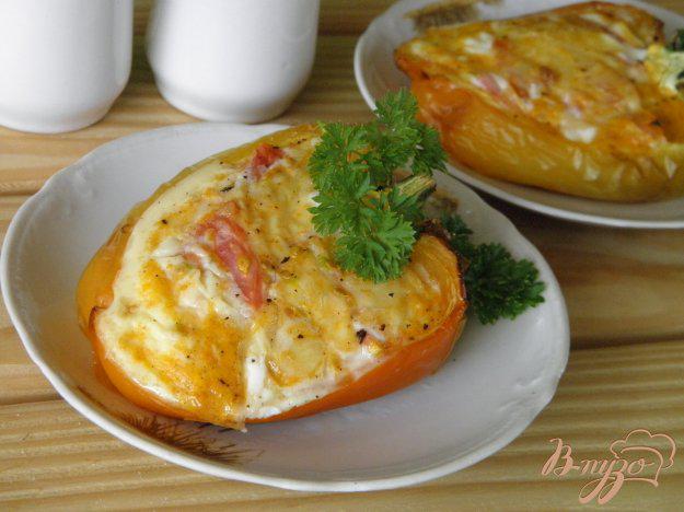 фото рецепта: Яйцо с сыром и помидором в перце