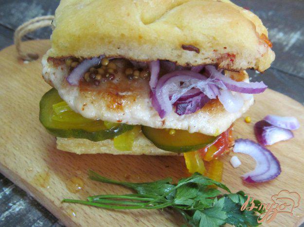 фото рецепта: Сэндвич с куриной котлетой на гриле