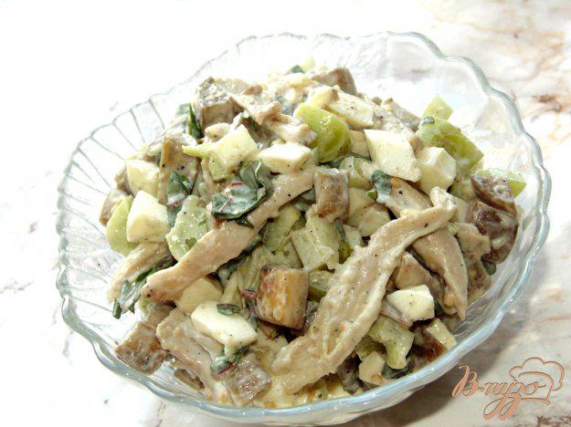 фото рецепта: Салат из баклажана с мясом птицы, яйцом и перцем