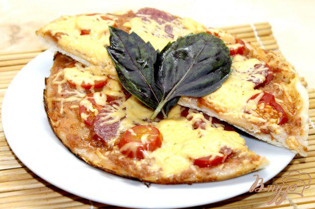 фото рецепта: Пицца с салями и помидорами черри в мультиварке