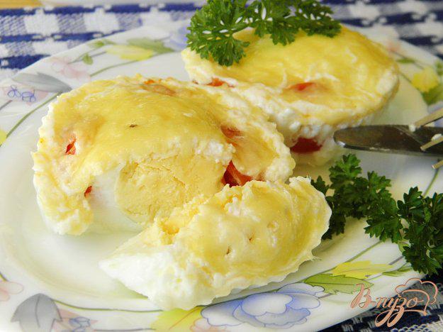 фото рецепта: Яйца на пару с помидорами черри и сыром