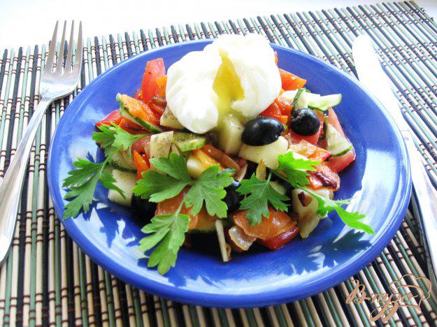 фото рецепта: Овощной салат с  моцареллой и  яйцом пашот