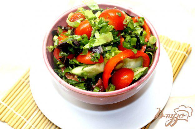 фото рецепта: Салат с зеленью, овощами и оливками
