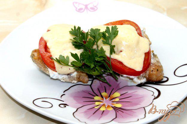 фото рецепта: Куриное бедро с помидорами и сыром