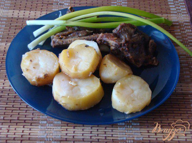фото рецепта: Запеченные с картофелем мясные косточки
