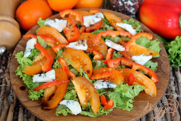 фото рецепта: Салат из помидор и перца с сыром Горгонзола