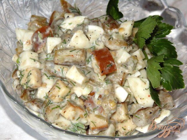 фото рецепта: Салат из баклажана с копченым сыром и яйцом
