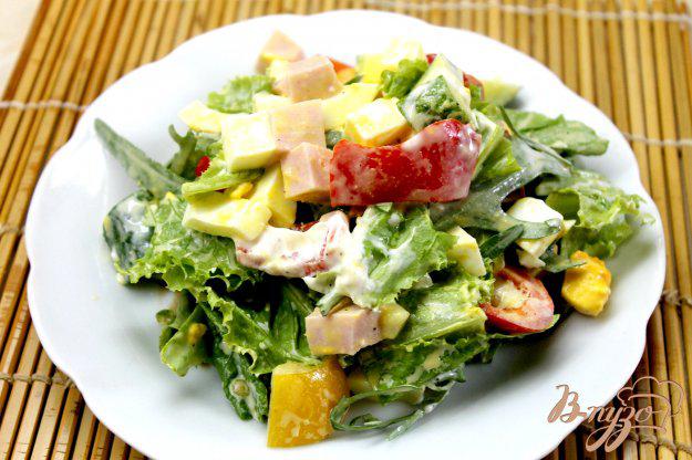 фото рецепта: Сытный салат с яйцом, колбасой и овощами