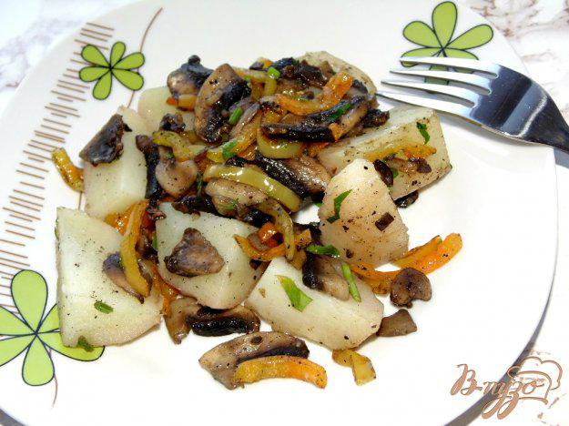 фото рецепта: Отварной картофель со сладким перцем и шампиньонами