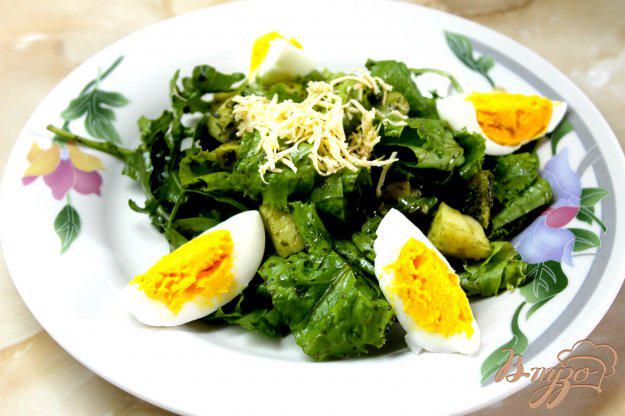 фото рецепта: Салат из зелени с яблоком и яйцом