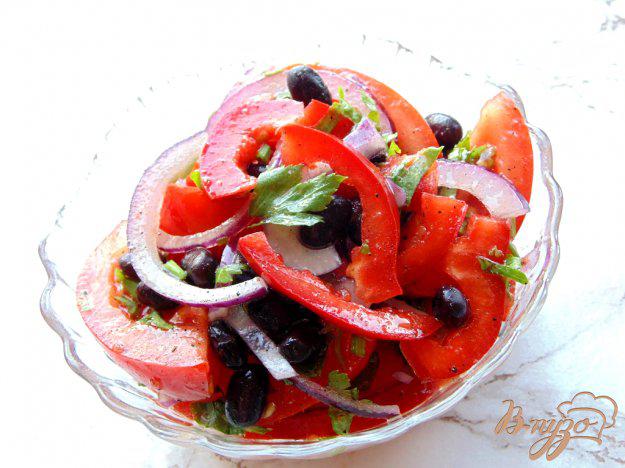 фото рецепта: Салат из помидоров с красным луком и фасолью