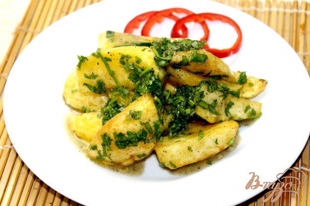 фото рецепта: Картофельные дольки во фритюре с маслом и зеленью