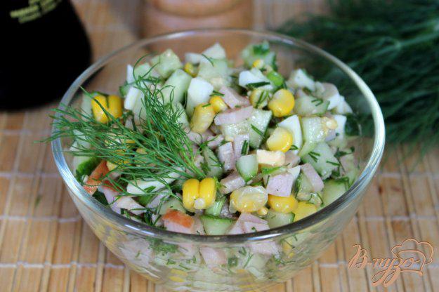 фото рецепта: Огуречный салат с кукурузой и ветчиной