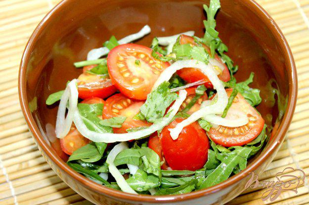 фото рецепта: Быстрый салат с помидорами черри, рукколой и маринованным луком