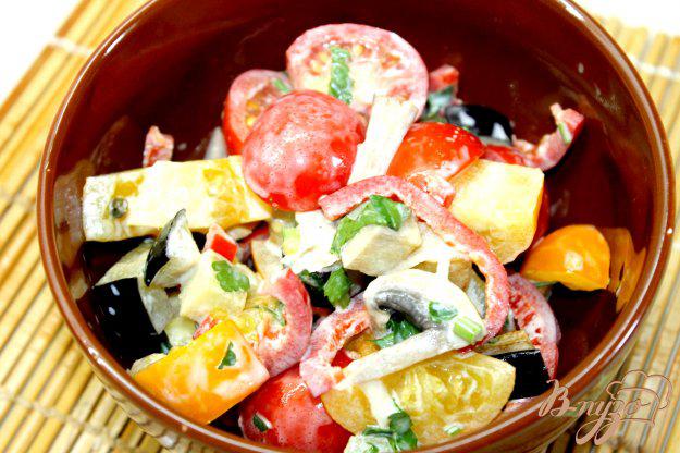 фото рецепта: Салат с баклажанами, черри и маринованными шампиньонами