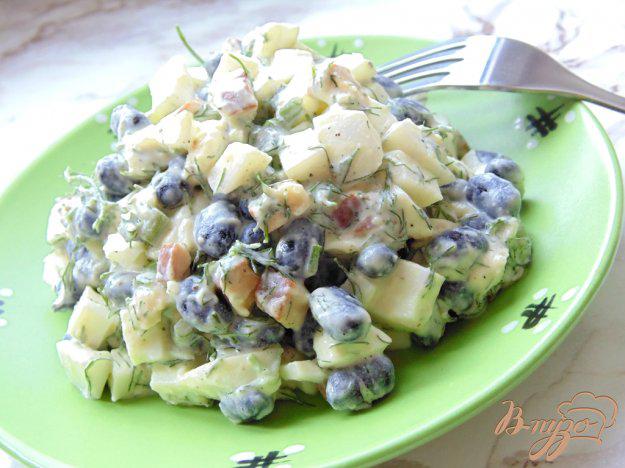 фото рецепта: Яичный салат с копченым сыром и фасолью