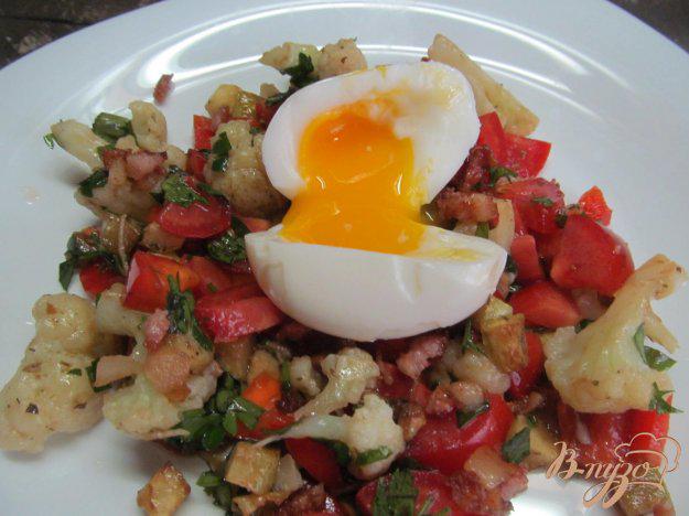 фото рецепта: Салат из цветной капусты с беконом и яйцом