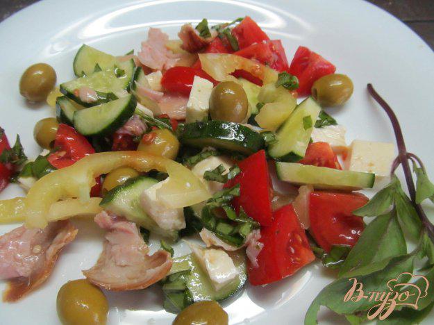 фото рецепта: Салат с овощами и копченой курицей