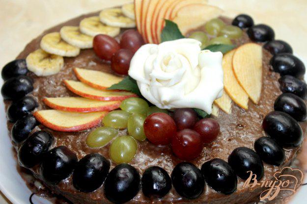 фото рецепта: Шоколадный бисквитный торт со сметанным кремом и фруктами