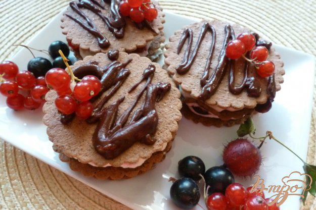 фото рецепта: Мильфей из печенья с ягодами и творожным кремом