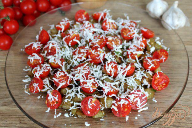 фото рецепта: Теплый салат из баклажан с помидорами черри и брынзой