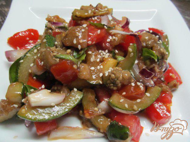 фото рецепта: Салат с печенным баклажаном и жаренным кабачком