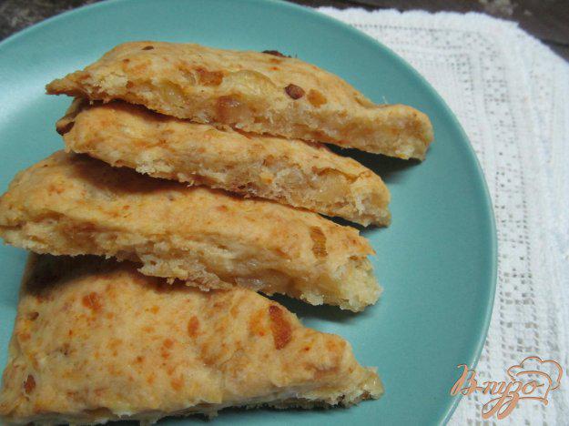 фото рецепта: Печенье с брынзой и жаренным луком