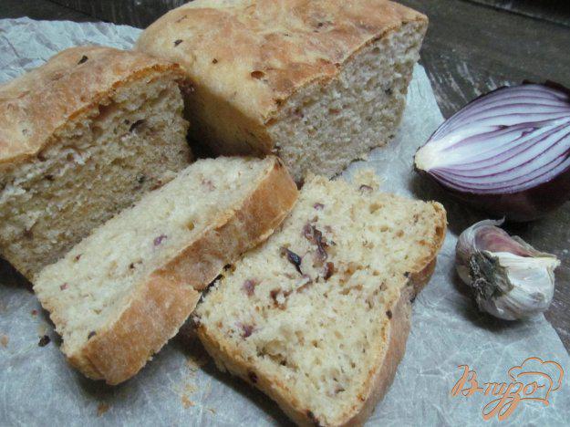 фото рецепта: Хлеб с красным луком и чесноком