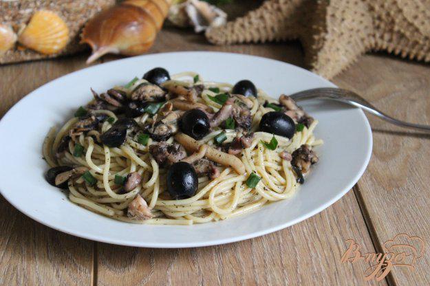 фото рецепта: Спагетти с дарами моря и маслинами