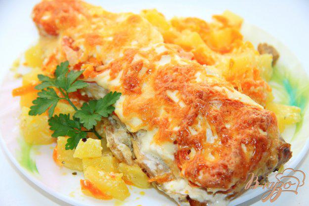 фото рецепта: Скумбрия, запеченная с картофелем под помидорами и сыром