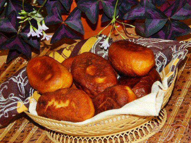 фото рецепта: Дрожжевые пирожки с вареной сгущенкой