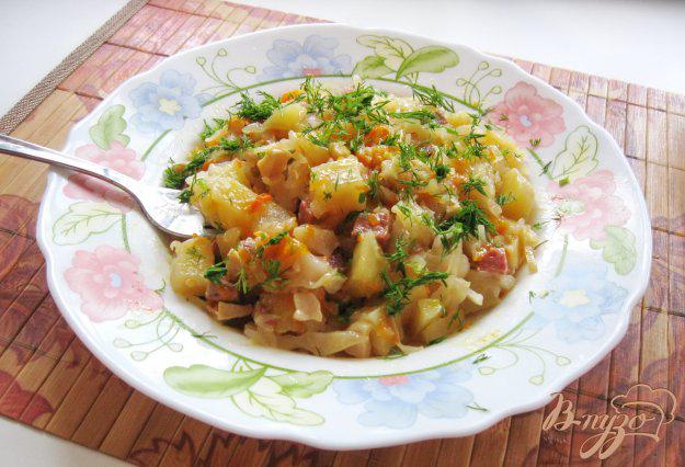 фото рецепта: Овощное рагу с сосисками и колбасой в горшке