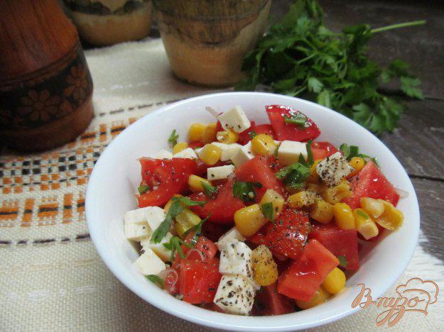 фото рецепта: Салат из помидора с кукурузой