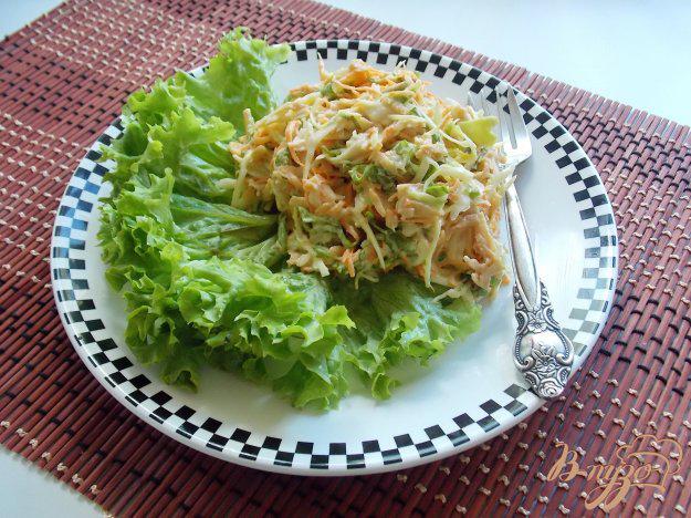 фото рецепта: Салат из свежей капусты с морковью, яблоком и листьями салата