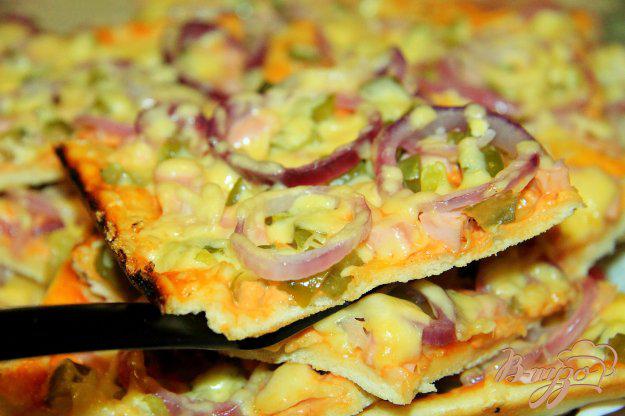 фото рецепта: Пицца с колбасой, корнишонами и луком