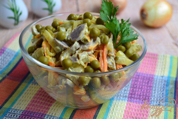 фото рецепта: Салат из куриных желудочков с горошком и овощами