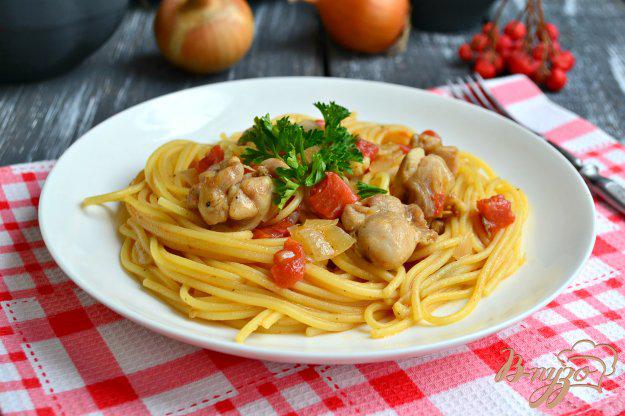 фото рецепта: Спагетти с курицей и помидорами в сковороде