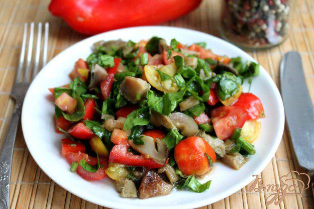 фото рецепта: Грибной салат с помидорами и шпинатом