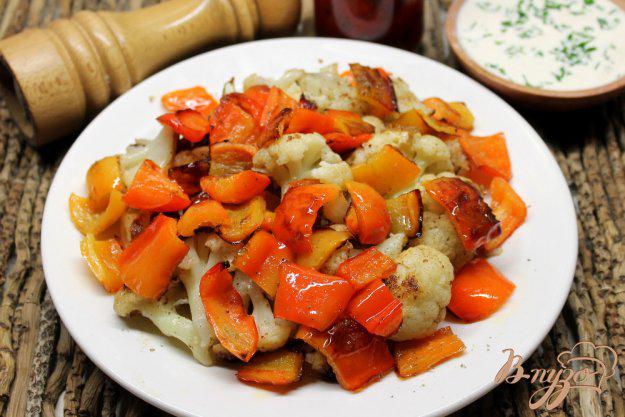 фото рецепта: Цветная капуста с болгарским перцем и сметанным соусом