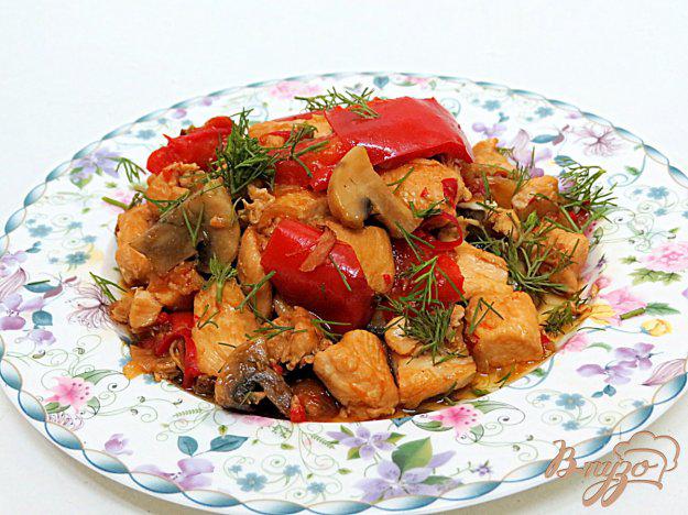 фото рецепта: Куриное филе с грибами и перцем