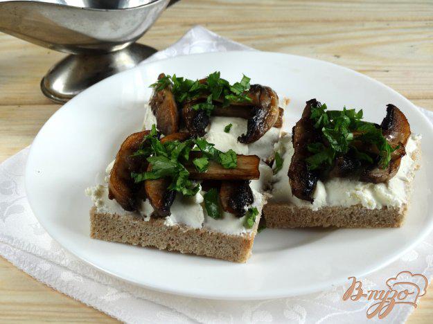 фото рецепта: Бутерброды с творожным сыром и грибами