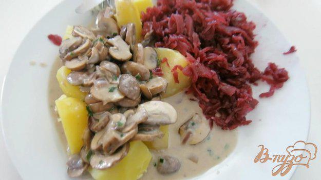 фото рецепта: Отварная картошечка со свеклой и грибами
