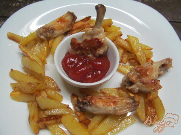 фото рецепта: Куриные крылья с картофелем фри