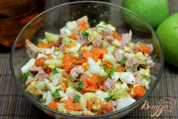 фото рецепта: Салат с колбасой яйцом и яблоком