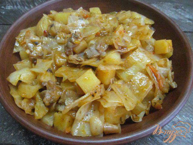 фото рецепта: Тушенная капуста с картофелем и грибами