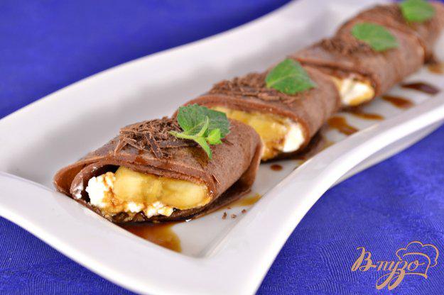 фото рецепта: Шоколадные блинчики с творогом, бананом и кофейным сиропом